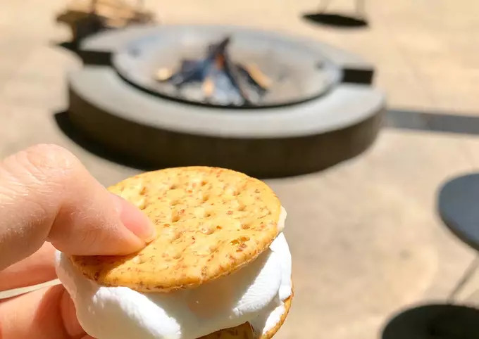 Kẹo nướng marshmallow kẹp bánh qui giòn cracker